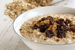 Oatmeal porridge with raisins.  Recipe with dried apricots.  Culinary Academy of Reasonable State Gifts